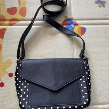 Crna točkasta torba