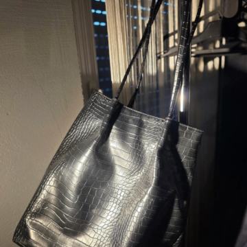 CRNA TORBA IMITACIJA LAK KOŽE - NOVO