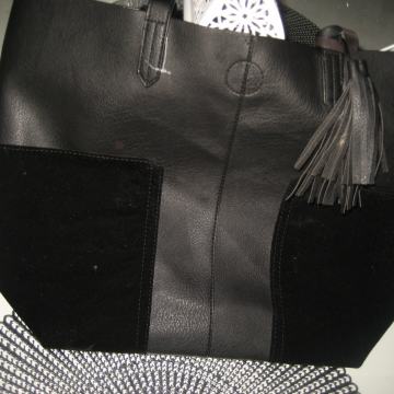 CRNA TORBA S PLIŠANIM DETALJIMA - NOVO