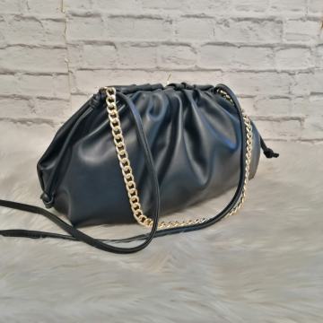 Crna torba sa zlatnim lancem
