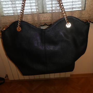 Crna torba sa zlatnim lancem