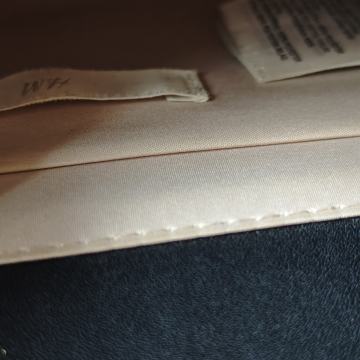 Crna torbica H&M – zlatni detalji, kao nova