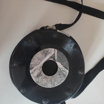 Crna torbica oblika gramofonske ploče