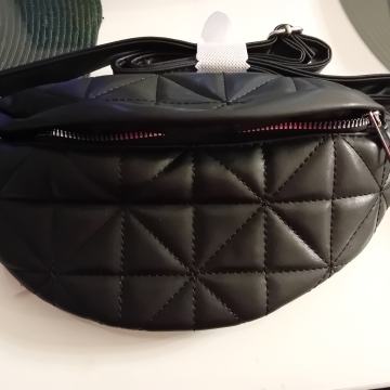 Crna torbica oko struka - NOVO