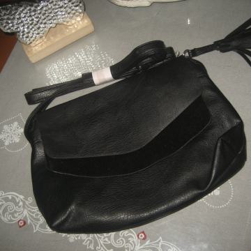 NOVA CRNA TORBICA  S PLIŠANIM DETALJIMA