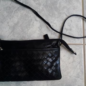 CRNA TORBICA, ZA RAME, OD PRAVE KOŽE, KUPLJENA U MILANU