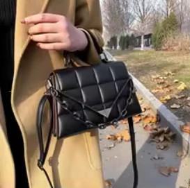 Crna torbica s remenom