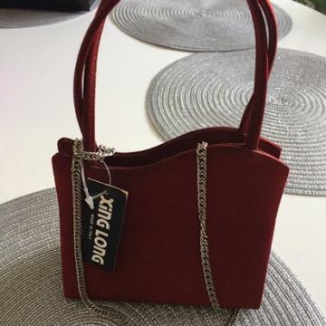 crvena ženska torbica mala