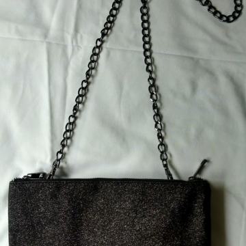 2+1 gratis! Moderna crna torbica sa šljokicama, metalni remen, nova