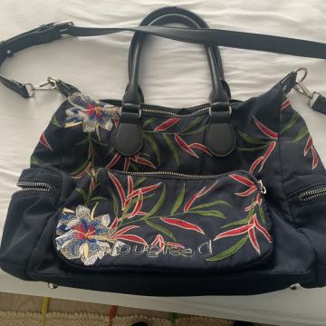 Desigual zenska torba prodajem!