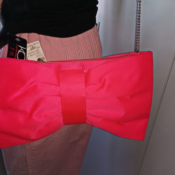 Divna elegantna roza satenska torba - mašna - sa dugim zlatnim lancem