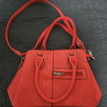 Elegantna crvena torbica – praktična i očuvana