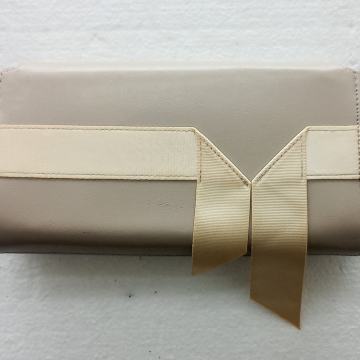 Elegantna pismo torbica sa satenskom vrpcom