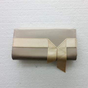 Elegantna pismo torbica sa satenskom vrpcom