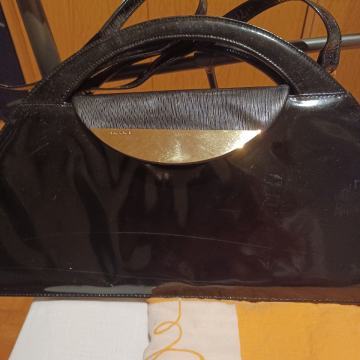 Elegantna ženska torbica lakirana koža nova