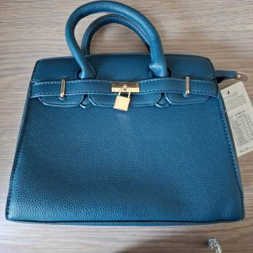 Nova (s etiketom) torbica