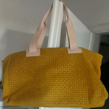 FINA KOŽNA TORBA! ODLIČNA..NOVA..SREDNJE VELIČINE