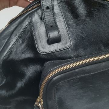 FURLA crna kožna torba poni dlaka