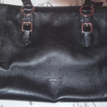 GUESS CRNA KOŽNA TORBA