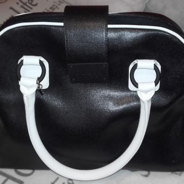 GUESS CRNO-BIJELA KOŽNA TORBA