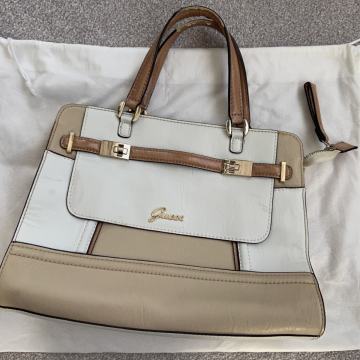 Guess krem-bijela torba
