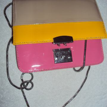 h&m lakirana torbica