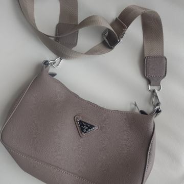 Jingpin torbica kožna 15x20x5cm nova s regulacijom remena