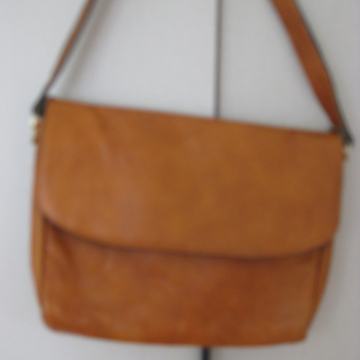 Kožna torba 38 x 30 cm na preklop, boje konjaka,