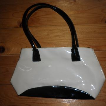 LAGANA ŽENSKA TORBICA 32 x 18cm