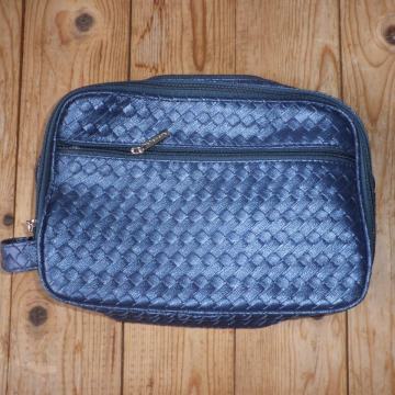 LAGANA ŽENSKA TORBICA / NESESER 28 x 22cm