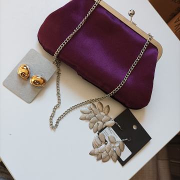 LJUBIČASTA TORBICA + NAUŠNICE