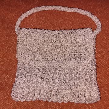 Mala bež pletena torbica