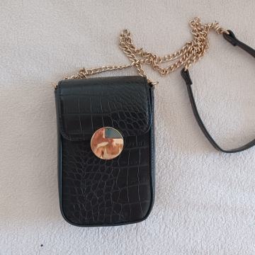 Mala crna torbica za mobitel i sl.