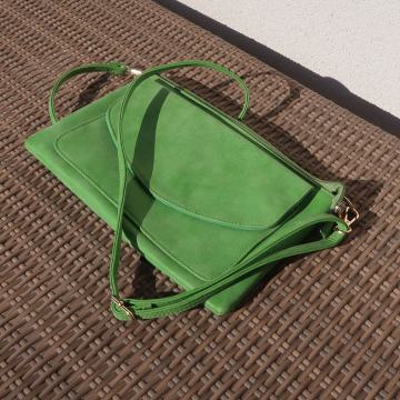 Mala ženska torbica zelene boje