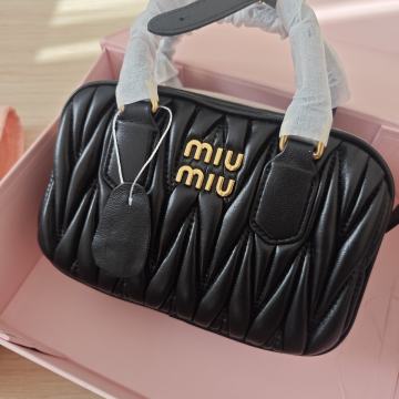 Miu Miu ženska torbica, Dostupno odmah