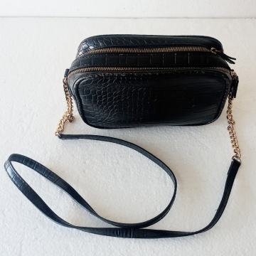 MNG crna kroko torbica sa zlatnim lancem