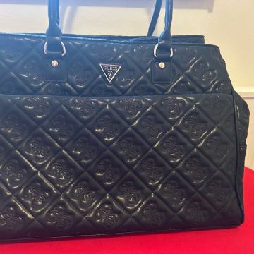 Novu Guess torbu prodajem za 110 eura.