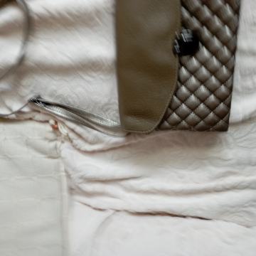 Pismo torba zlatno smeđa, nova s etiketom