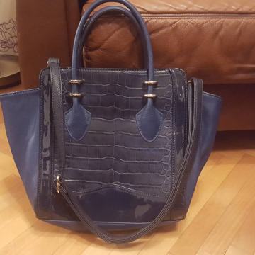 Plava nova torba s crvenom unutrašnjošću i uzorkom