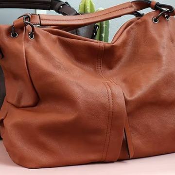 Posve nova torba, smeđe-konjak boje, od eko kože