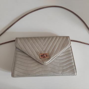 POVOLJNO - Srebrna Torbica 9€