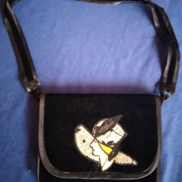 PREKRASNA CRNA PLIŠANA TORBICA SA APLIKACIJOM DAME SA ŠEŠIROM