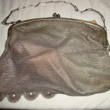 Prodajem metalnu žensku torbicu