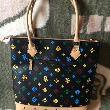 Prodajem prekrasnu zensku torbicu ko nova 5 x koristena