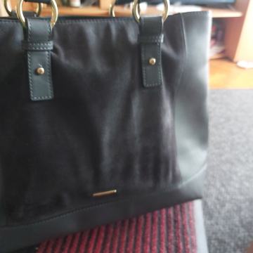 prodajem torbu Carpisa