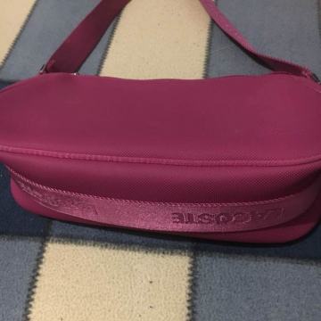 Prodajem zensku torbicu lacoste 29/15 cm dva puta koristenu ko nova