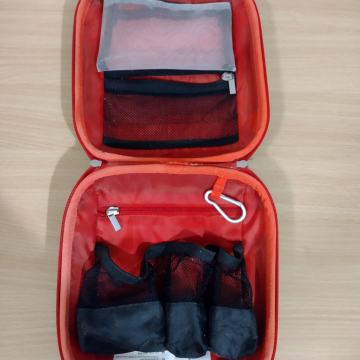 Putna kozmetička torbica s kukicom