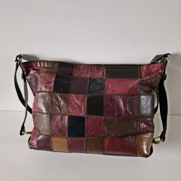 Retro torba bordo tonova od prave kože sa velikim remenem