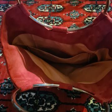 Ružičastocrvena kožna torba