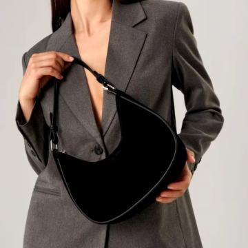 CRNA PLIŠANA TORBA - NOVO